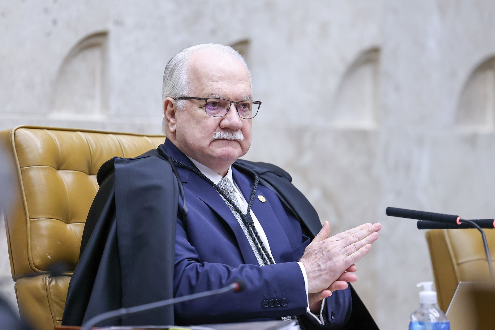 Fachin tira inquérito sobre Eduardo Bolsonaro das mãos de Moraes