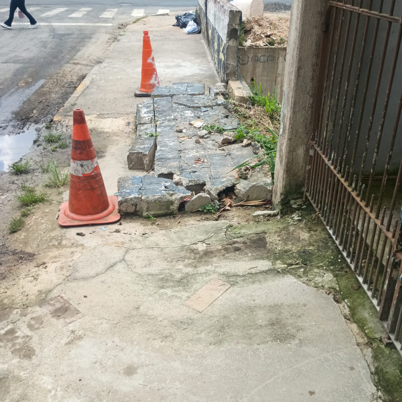CAIU O MURO, SOBROU O CONE: E A PREFEITURA,  NÃO VIU?